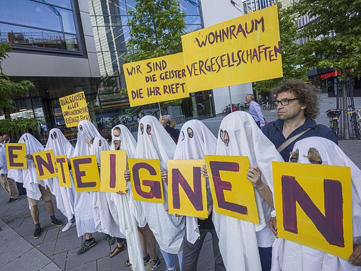 Prostestaktion vor dem Eingang zur Hauptversammlung des Immobilienkonzerns Deutsche Wohnen.