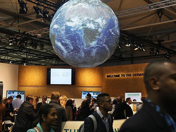 Eine Weltkugel hängt auf der Weltklimakonferenz auf dem deutschen Pavillion in Bonn.
