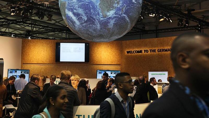 Eine Weltkugel hängt auf der Weltklimakonferenz auf dem deutschen Pavillion in Bonn. Eine Weltkugel hängt auf der Weltklimakonferenz auf dem deutschen Pavillion in Bonn.