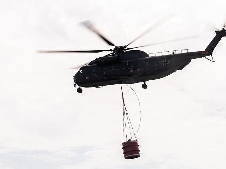 Ein Hubschrauber der Bundeswehr bei Löscharbeiten.
