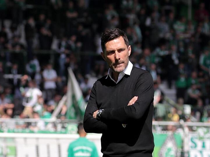 Der Fürther Trainer Stefan Leitl geht über den Rasen. Foto: Daniel Karmann/Archivbild