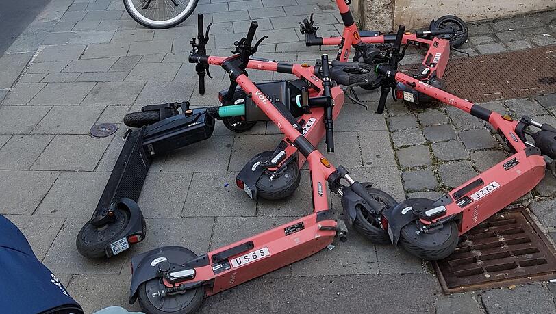 Wo mit E-Scootern herumgedüst wird, werden sie logischerweise auch wieder, na ja, abgestellt kann man nicht sagen.