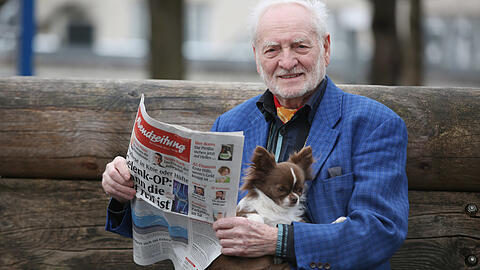 Wolfgang Rouckas neues Lieblingsplatzerl ist diese Holzbank am Elisabethplatz. Immer dabei: seine Chihuahua-Dame Hermine - und seine Abendzeitung.