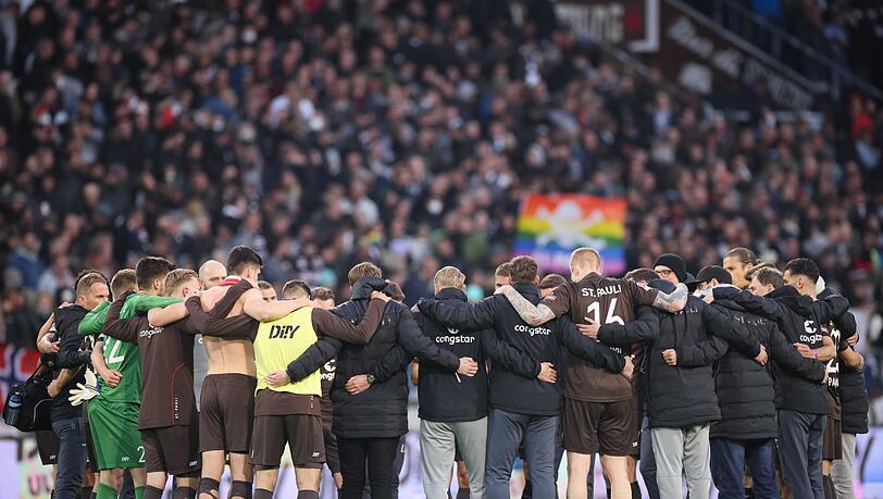Sankt Paulis Team steht nach dem Spiel im Kreis zusammen.