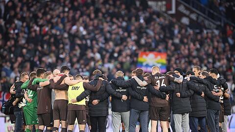 Sankt Paulis Team steht nach dem Spiel im Kreis zusammen.