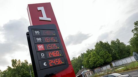 An dieser Tankstelle in Tschechien ist auch der Wechselkurs von Euro zu Kronen angegeben.