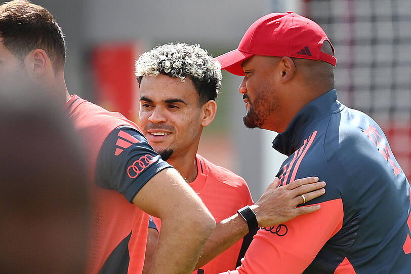 Endlich da! Bayern-Trainer Vincent Kompany (r.) freut sich, seinen Neuzugang Luis Diaz an der Säbener Straße begrüßen zu können.
