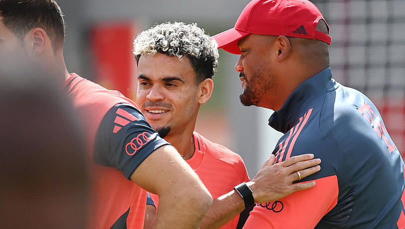 Endlich da! Bayern-Trainer Vincent Kompany (r.) freut sich, seinen Neuzugang Luis Diaz an der Säbener Straße begrüßen zu können.