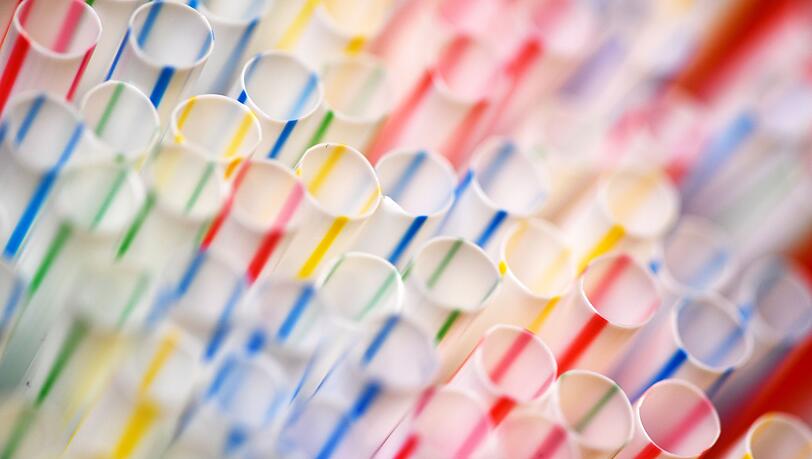 Eine Aufnahme aus dem Jahr 2017: Einweg-Plastikstrohhalme in einem Glas. (Archivbild)