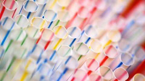 Eine Aufnahme aus dem Jahr 2017: Einweg-Plastikstrohhalme in einem Glas. (Archivbild)