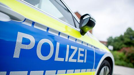 Die Polizei stellt die beiden Anscheinswaffen der Jugendlichen sicher. (Symbolbild)