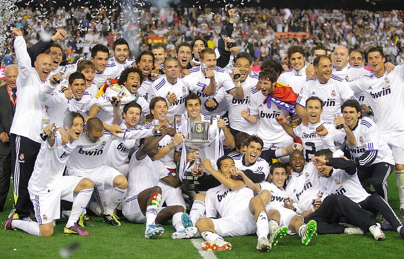 Wenige Stunden nach dem 1:0-Finalsieg von Real
Madrid über den FC Barcelona ist der spanische Fußball-Pokal bei den
Jubelfeiern in Madrid zerbrochen. Durch eine Unachtsamkeit von
Sergio Ramos fiel die Trophäe am frühen Donnerstagmorgen bei der
Fahrt durch die Straßen der Hauptstadt vom Dach des
Mannschaftbusses. Die Bilder vom Spektakel.
