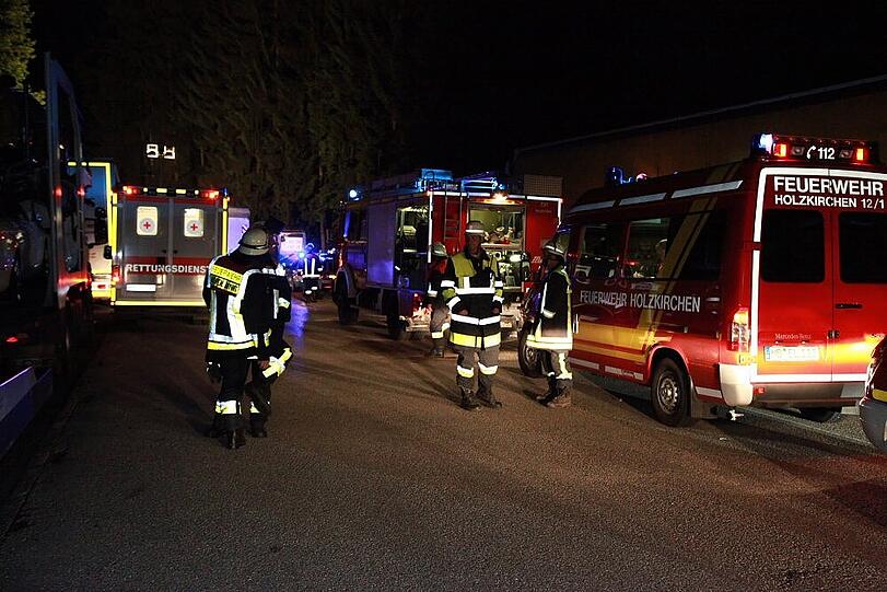 Crash auf dem Autobahnparkplatz an der A8: Ein Sattelzug rammt einen parkenden LWK - der Fahrer muss von der Feuerwehr gerettet werden.