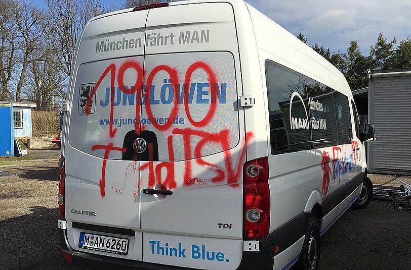 Ein Junglöwen-Bus des TSV 1860 wurde in der Nacht auf Karfreitag von Bayern-Fans besprüht.