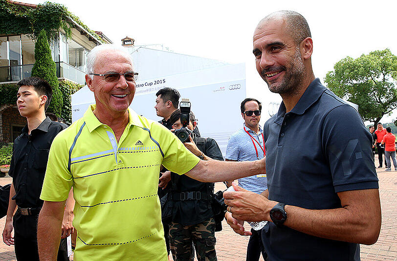 Coach Pep Guardiola im Gespräch mit Franz Beckenbauer.