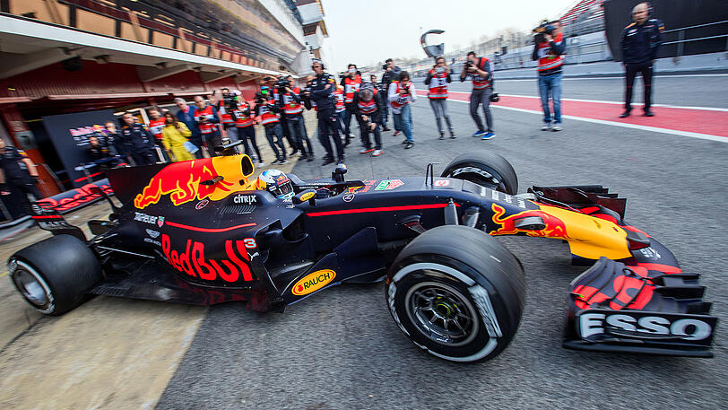 Red Bull war im Vorjahr schon zweite Kraft und will nun zurück an die Spitze. Bis zum Sonntag machte das Team noch ein Geheimnis um seinen RB13. "Das Auto wirkt aggressiv, und auf der Basis unserer Daten sieht es gut aus", sagte Red-Bull-Berater Helmut Marko.