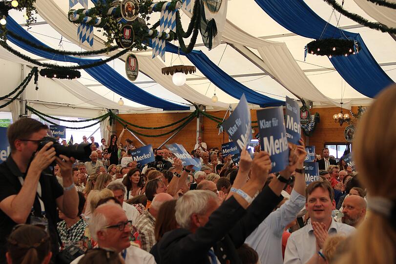 "Klar für Merkel" steht auf den blauen Schildern, die Fans der Kanzlerin bei ihrem Bekenntnis zu Europa euphorisch in die Höhe halten.