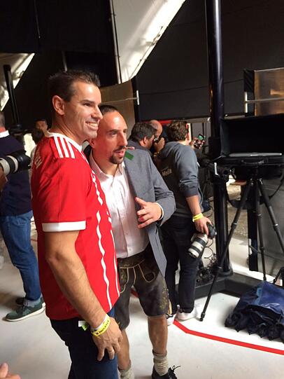 Franck Ribéry lässt sich mit einem Fan ablichten.