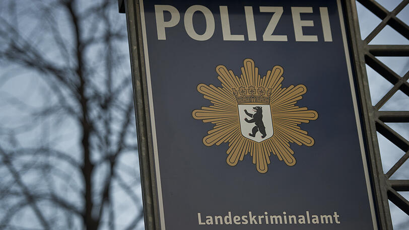 Der Generalstaatsanwaltschaft zufolge haben die Vorwürfe einen Bezug zum Drogenhandel. Im Bild ein Schild des Berliner Landeskriminalamts.