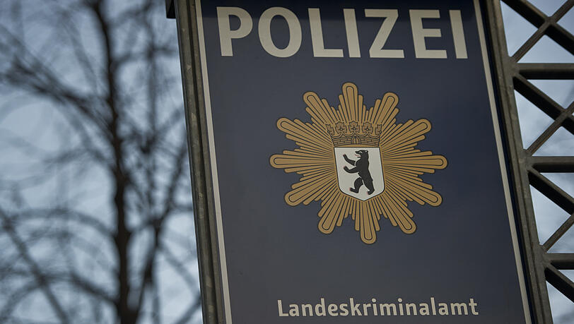 Der Generalstaatsanwaltschaft zufolge haben die Vorwürfe einen Bezug zum Drogenhandel. Im Bild ein Schild des Berliner Landeskriminalamts. Der Generalstaatsanwaltschaft zufolge haben die Vorwürfe einen Bezug zum Drogenhandel. Im Bild ein Schild des Berliner Landeskriminalamts.