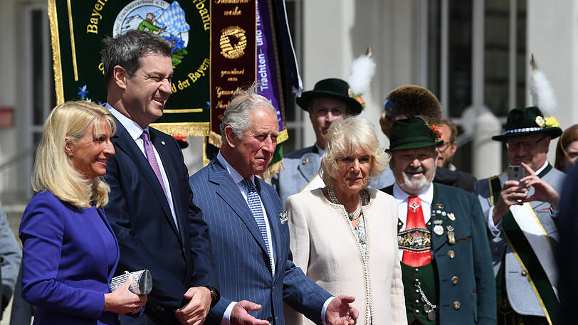 Empfang am Max-Joseph-Platz: Bayerns Ministerpräsident Markus Söder mit Ehefrau Karin sowie Prinz Charles und Camilla. Klicken Sie sich durch die Bilder.