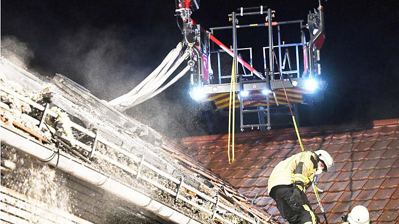 Die Einsatzkräfte mussten die Dachhaut aufwendig entfernen, ehe sie den Brand löschen konnten. Die Bilder.