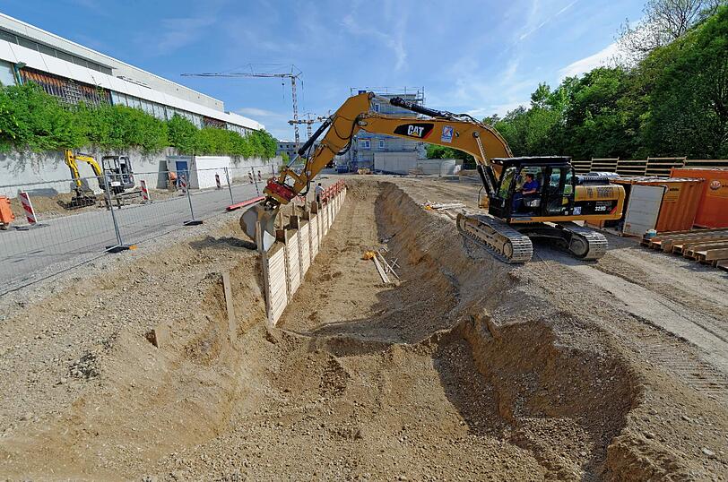Die Baugrube: Die Fundamente sind schon fertig.