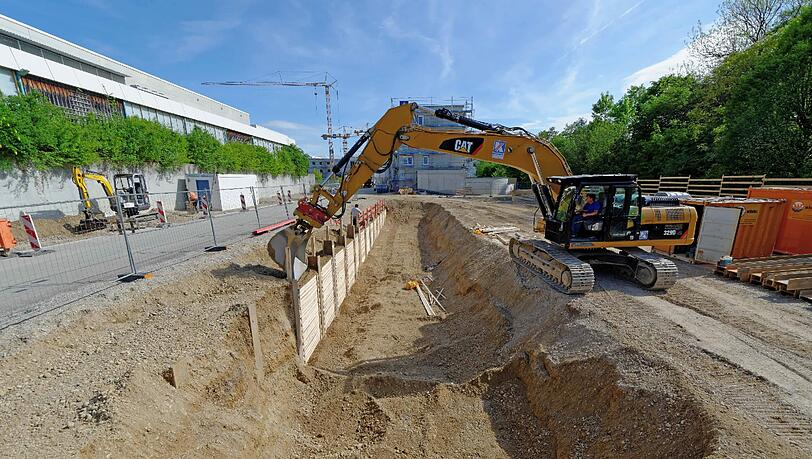 Die Baugrube: Die Fundamente sind schon fertig. Die Baugrube: Die Fundamente sind schon fertig.