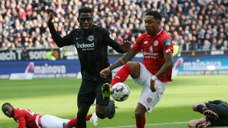 Der Mainzer Jean-Paul Boetius (r) und Frankfurts Danny da Costa kämpfen um den Ball. Der Mainzer Jean-Paul Boetius (r) und Frankfurts Danny da Costa kämpfen um den Ball.