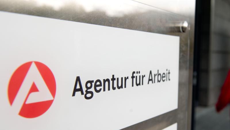 Ein Mann geht hinter dem Schild der Agentur für Arbeit zum Eingang. Foto: Sebastian Kahnert/Archiv Ein Mann geht hinter dem Schild der Agentur für Arbeit zum Eingang. Foto: Sebastian Kahnert/Archiv