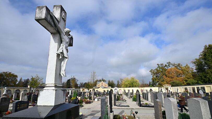Allerheiligen gehört zu den stillen Feiertagen in Bayern - Partys und Tanzveranstaltungen sind verboten. (Symbolbild) Allerheiligen gehört zu den stillen Feiertagen in Bayern - Partys und Tanzveranstaltungen sind verboten. (Symbolbild)