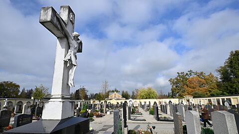 Allerheiligen gehört zu den stillen Feiertagen in Bayern - Partys und Tanzveranstaltungen sind verboten. (Symbolbild)