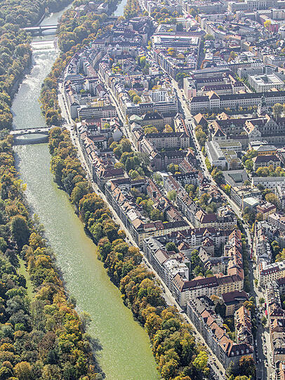 Die Widenmayerstra&szlig;e im Lehel biegt sich an der Isar entlang.