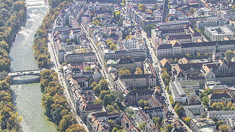 Die Widenmayerstra&szlig;e im Lehel biegt sich an der Isar entlang.