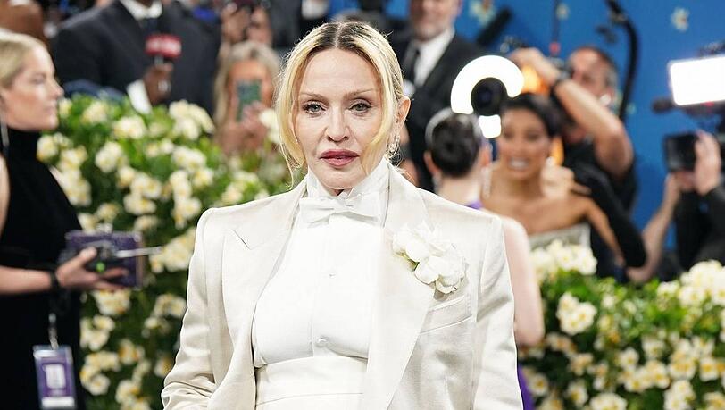 Madonna hat ihren Geburtstag in einer Taverne auf Korfu gefeiert. Madonna hat ihren Geburtstag in einer Taverne auf Korfu gefeiert.