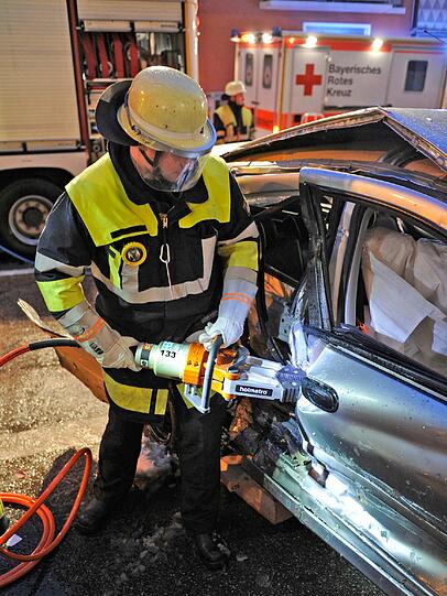...und drei parkende Autos rammt. Der eingeklemmte Fahrer ist verletzt und muss von der Feuerwehr aus seinem Wagen geborgen werden.