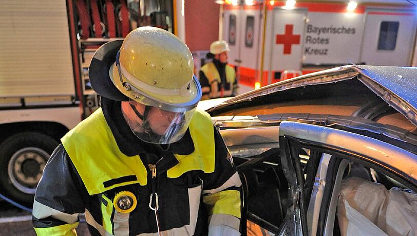 ...und drei parkende Autos rammt. Der eingeklemmte Fahrer ist verletzt und muss von der Feuerwehr aus seinem Wagen geborgen werden. ...und drei parkende Autos rammt. Der eingeklemmte Fahrer ist verletzt und muss von der Feuerwehr aus seinem Wagen geborgen werden.