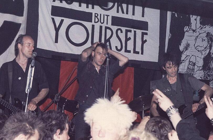 Crass: &ldquo;How does it feel to be mother of thousands dead?&rdquo; Die britische Punk-Band hat nicht nur Musik gemacht, sondern auch mit politischen Aktionen provoziert. So fälschte sie nach dem Falkland-Krieg einen Telefonmitschnitt von Margaret Thatcher und Ronald Reagan, auf dem sie erörtern, wie Europa von einem Atomkrieg in Mitleidenschaft gezogen werden würde. In ihrem Song &bdquo;How does it feel&ldquo; von 1982 geben sie Thatchers Arroganz die Schuld an den Toten im Falkland-Krieg.