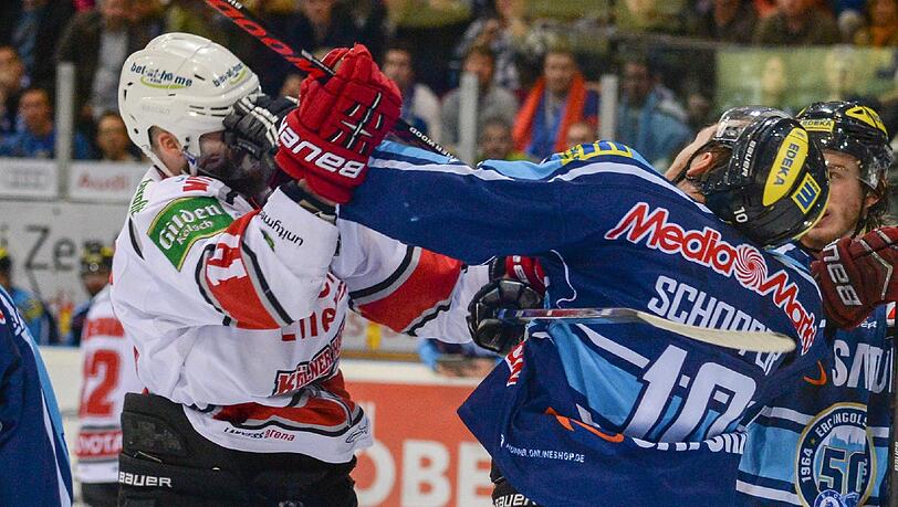 Hart umkämpfte Finalserie: Ingolstadts Benedikt Schopper (r) schlägt sich mit Kölns Charlie Stephens. Hart umkämpfte Finalserie: Ingolstadts Benedikt Schopper (r) schlägt sich mit Kölns Charlie Stephens.