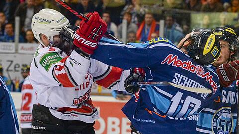 Hart umkämpfte Finalserie:  Ingolstadts Benedikt Schopper (r) schlägt sich mit Kölns Charlie Stephens.