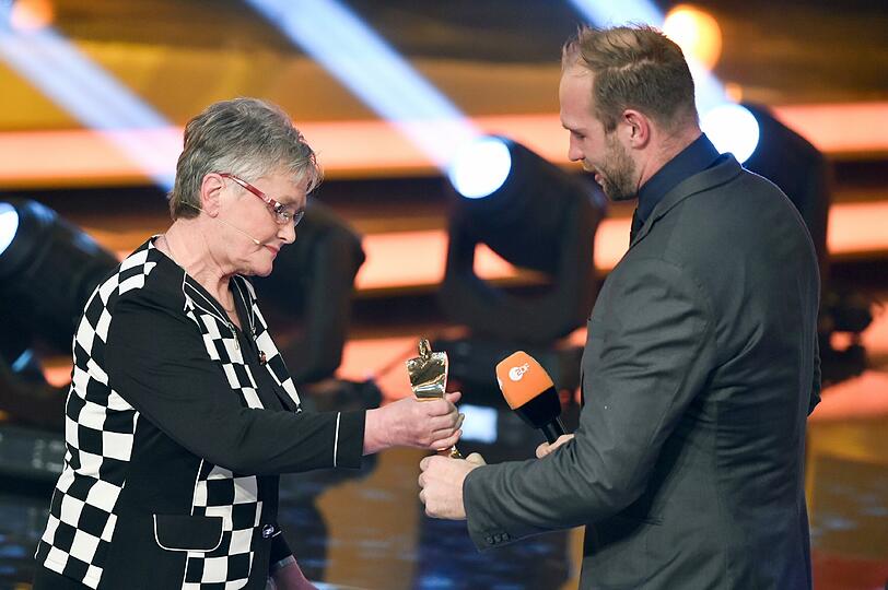 Robert Harting bekam seinen Preis von seiner Oma Renate Seidel.