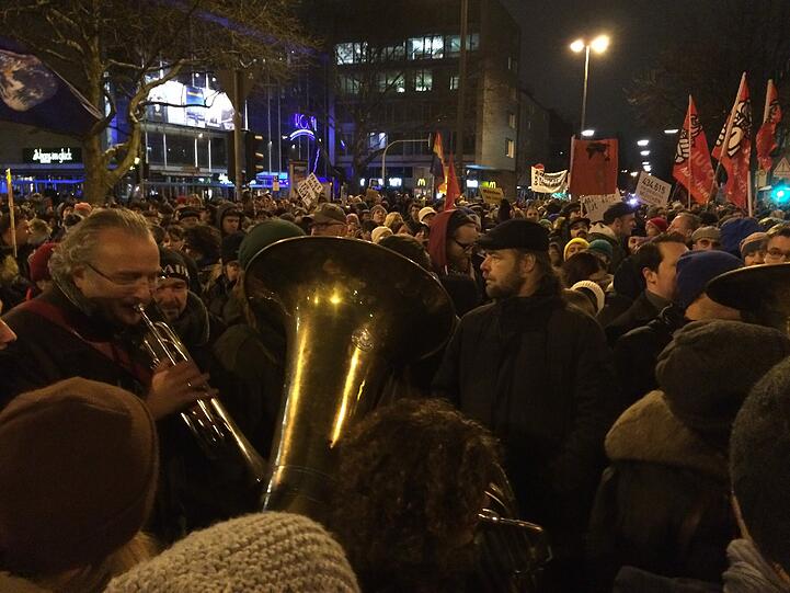 "Wir blasen Bagida den Marsch!" Unter diesem Motto wird am Goetheplatz für ein buntes, tolerantes München demonstriert - mit Musik.