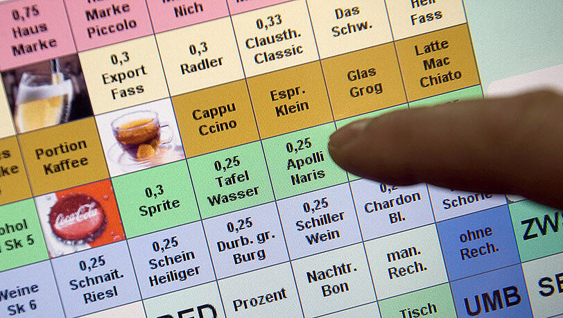 Eine Registrierkasse wird in der Gastronomie bedient. Eine Registrierkasse wird in der Gastronomie bedient.