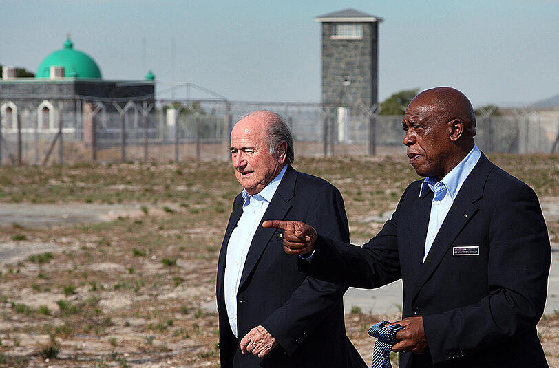 Tokyo Sexwale - hier im Jahre 2009 an der Seite von Sepp Blatter - hat sich in Südafrika einen Ruf als erfolgreicher Industrieller erarbeitet.
