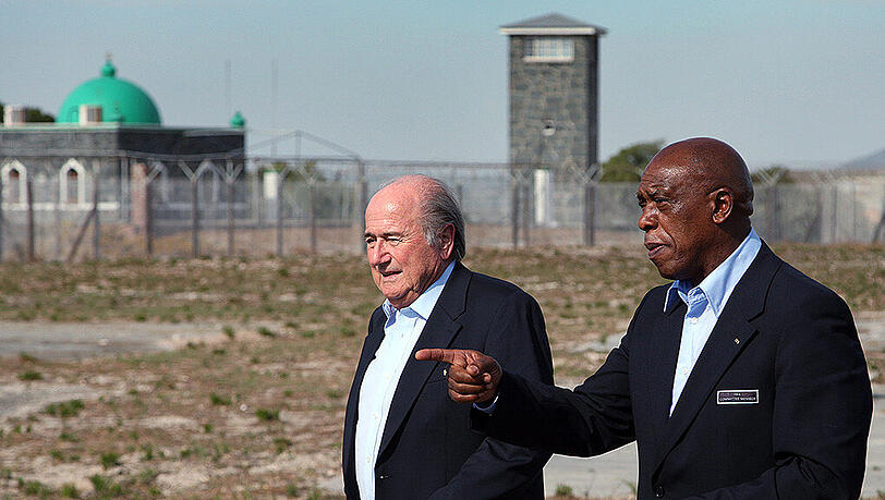 Tokyo Sexwale - hier im Jahre 2009 an der Seite von Sepp Blatter - hat sich in Südafrika einen Ruf als erfolgreicher Industrieller erarbeitet. Tokyo Sexwale - hier im Jahre 2009 an der Seite von Sepp Blatter - hat sich in Südafrika einen Ruf als erfolgreicher Industrieller erarbeitet.