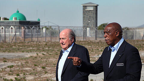 Tokyo Sexwale - hier im Jahre 2009 an der Seite von Sepp Blatter - hat sich in Südafrika einen Ruf als erfolgreicher Industrieller erarbeitet.