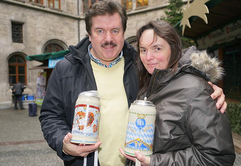 Toni Riedler (56) mit Ehefrau Christine (47): &bdquo;Wir sind ganz spontan hergekommen und haben dann diese beiden Krüge gesehen. Einer ist ein typischer Sechzger-Krug, und der andere ist von Monika Gruber entworfen und signiert. Beide zusammen haben 20 Euro gekostet. Ich bin Sammler und habe bestimmt 200 Krüge zu Hause. Eigentlich sammle ich keine modernen, sondern alte. Aber der Auktionator war so nett und hat uns sogar noch einen Sechzig-Löwen geschenkt. Jetzt muss ich noch einen Platz für die Krüge finden &ndash; oder schaffen!&ldquo;
