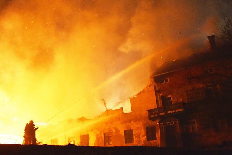 Kurz vor 23 Uhr gingen mehrere Notrufe ein. Als die freiwillige Feuerwehr eintraf, stand die komplette Scheune bereits in Flammen.
