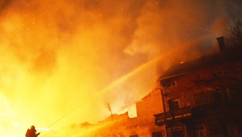 Kurz vor 23 Uhr gingen mehrere Notrufe ein. Als die freiwillige Feuerwehr eintraf, stand die komplette Scheune bereits in Flammen.