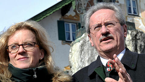 Damals noch Seite an Seite: SPD-Generalsekretärin Natascha Kohnen und Christian Ude, der damalige Spitzenkandidat, 2013 vor dem Schmied-von-Kochel-Denkmal in Kochel am See.